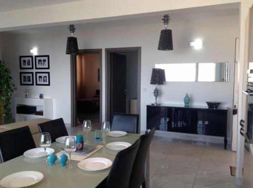 Luxury Seafront Apartment With Pool - image 9