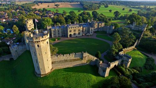 Warwick Castle Hotel & Knight's Village - 주변 명소