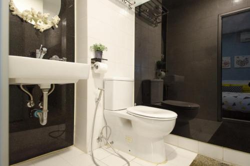 Tainan Travel Inn Set in a prime location of Tainan, Tainan Travel Inn puts everything the city has to offer just outside your doorstep. Offering a variety of facilities and services, the property provides all you need