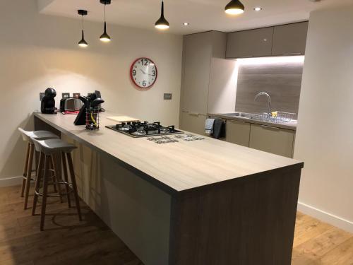 Kitchen, Tolbooth Apartments by Principal Apartments near People's Palace and Winter Gardens