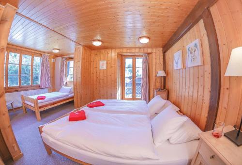 1 queen bed, 1 twin bed