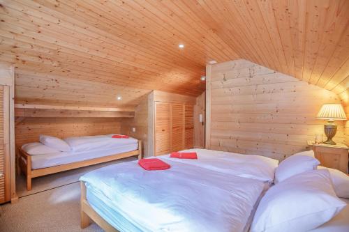 1 queen bed, 1 twin bed