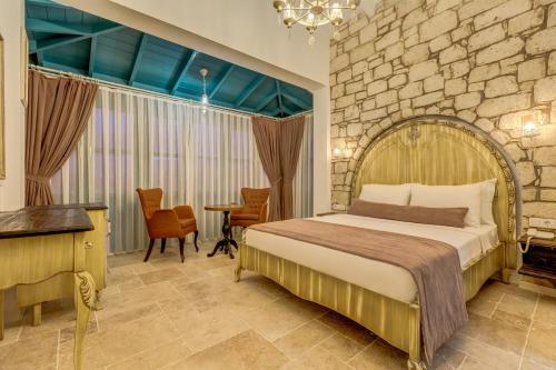 1 queen bed, 2 twin beds
