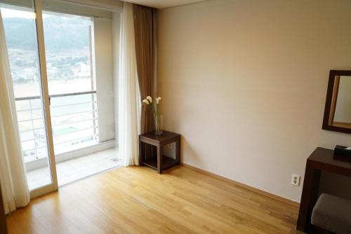 Hotel Riviera Geoje The 4-star Hotel Riviera Geoje offers comfort and convenience whether youre on business or holiday in Geoje-si. The property offers a high standard of service and amenities to suit the individual nee