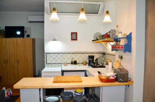 Mia's cozy flat in Ermou, 3 min from "Monastiraki"