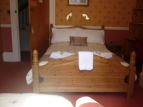 1 double bed, 1 twin bed