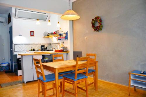 Mia's cozy flat in Ermou, 3 min from "Monastiraki"