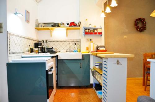 Mia's cozy flat in Ermou, 3 min from "Monastiraki"