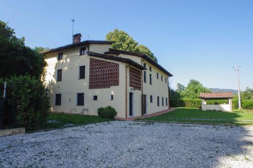 CASALE LA FATA -tipico toscano immerso nelle colline tra Lucca e Versilia, 6 appartamenti indipendenti