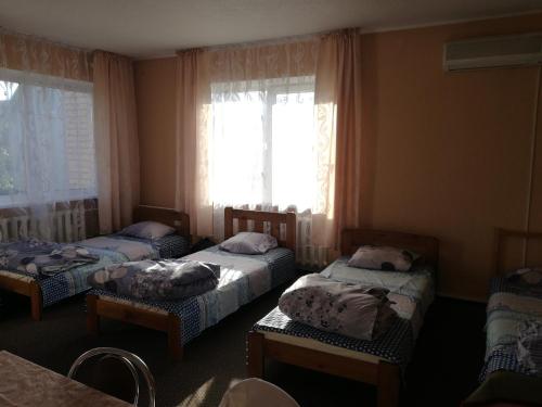 4 twin beds