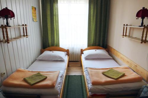 3 twin beds, 1 sofa bed