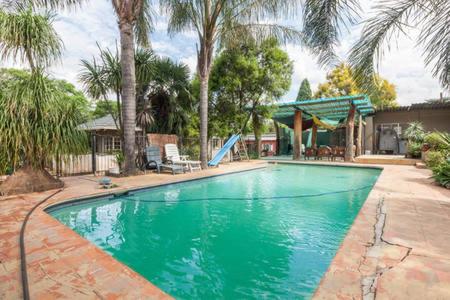 Piscina, New barn room private space, FIBRE Wifi, Vegan Home in Randburg