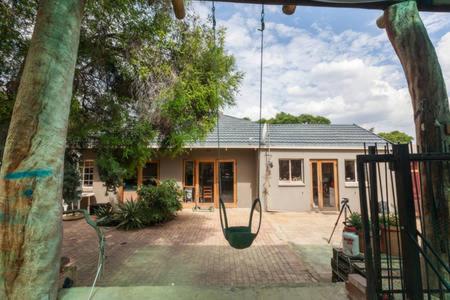 Vista exterior, New barn room private space, FIBRE Wifi, Vegan Home in Randburg