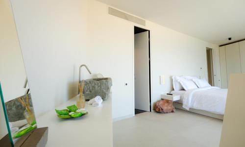 161657257 Milos Cove