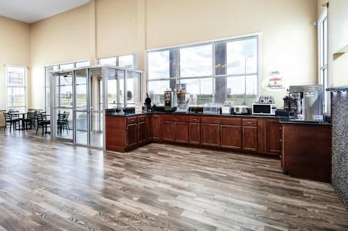 Super 8 by Wyndham Elk City - image 3
