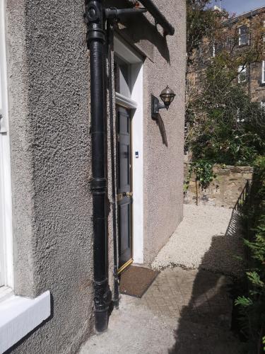TRADITIONAL 3 BEDROOM QUIET DUPLEX FLAT BY HIGH ST, TRAMS and BUSES - JUST 1-5 MILES TO CENTRE, Edynburg (zdjęcie 4)