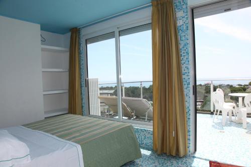 1 queen bed, 2 twin beds