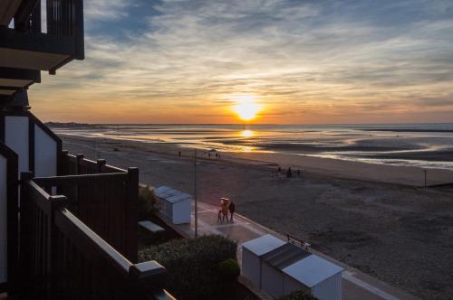 Charmant appartement face à la Mer avec balcon