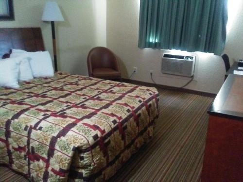 Knights Inn and Suites - Grand Forks