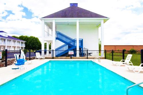 游泳池, 圖拉荷馬溫德姆貝蒙特酒店 (Baymont by Wyndham Tullahoma) in 田納西塔拉霍馬