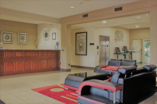 Közös társalgó / TV, Hawthorn Extended Stay by Wyndham Bloomington in Bloomington (illionis)