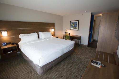 Holiday Inn Express Hotel & Suites Madison, an IHG Hotel