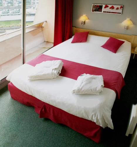 Dax Hotel Ideally located in the prime touristic area of Dax, Dax Hotel promises a relaxing and wonderful visit. Both business travelers and tourists can enjoy the hotels facilities and services. Service-minde