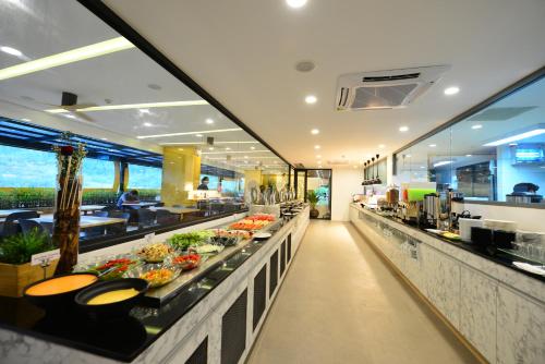Food and beverages, Le Resort and Villas (SHA Extra Plus) in Nai Harn Beach