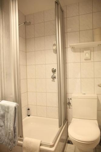 Bathroom, RTB-Hotel - Sportschule in Bergisch Gladbach