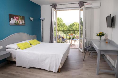 1 double bed, 2 twin beds