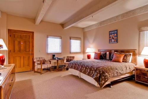 Christophe Condo with pool and Mt view - main image