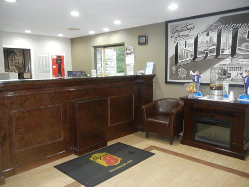 Super 8 by Wyndham Cincinnati OH - main image