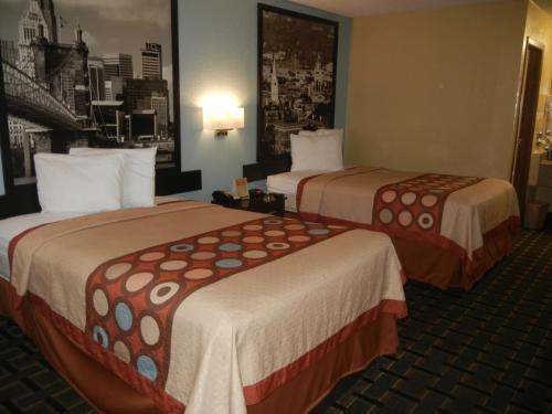 Super 8 by Wyndham Cincinnati OH - image 5