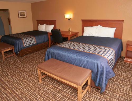Hollow Inn and Motel - image 8