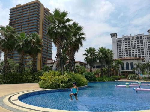 Swimming pool, Listen to the Sea Apartment in Huizhou
