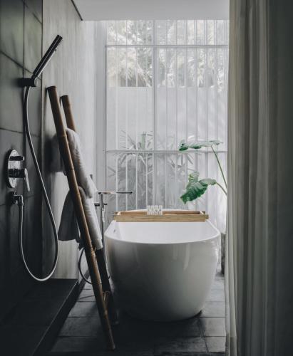 Facilities, Lloyd's Inn Bali near Double Six Beach