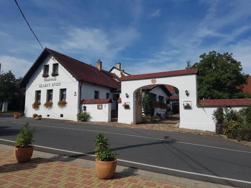 Hostinec Selský dvůr - Accommodation - Zbiroh