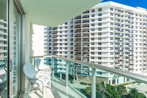 Beachfront 2 bedroom at Tides Hollywood 8th floor - image 3