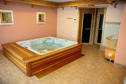 Джакузі, Country House Apat in Состайн