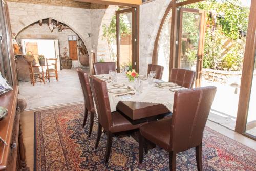 Létesítmények, Our House in Vavla