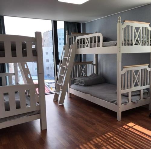 Guest 145 Located in Dong-gu, Guest 145 is a perfect starting point from which to explore Gwangju Metropolitan City. The property offers a wide range of amenities and perks to ensure you have a great time. Serv