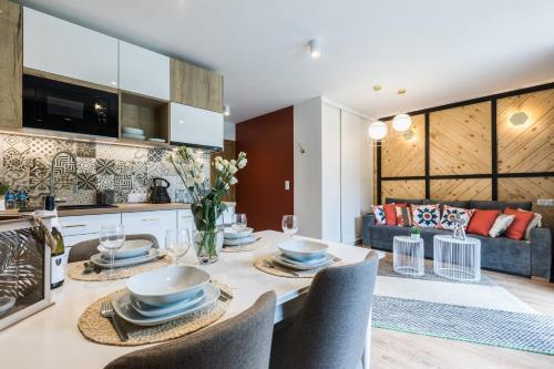 Studio Apartment with Sofa Bed image 10