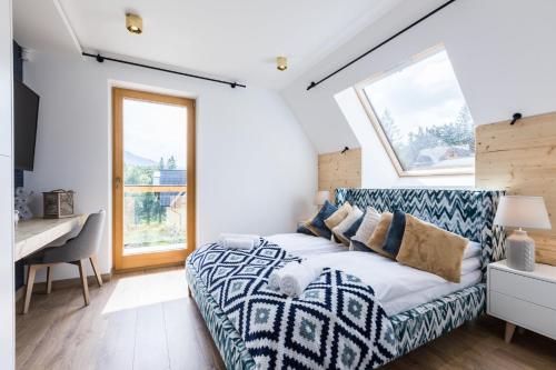 One-Bedroom Apartment with Mountain View image 9