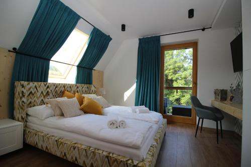 One-Bedroom Apartment with Mountain View image 6