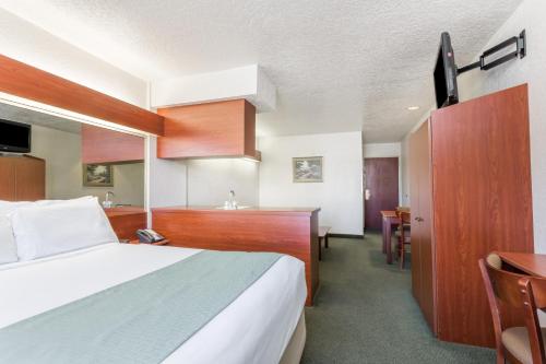 Microtel Inn & Suites Marianna - image 2