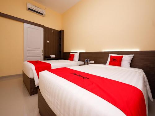 Twin Room room in RedDoorz Plus near Paragon Mall Semarang