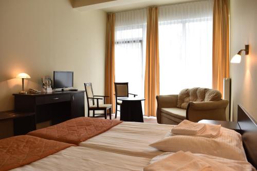 2 twin beds, 1 sofa bed