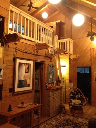 Dragonhead Retreat Cabin & Lodge off I-20 in E TX Woods