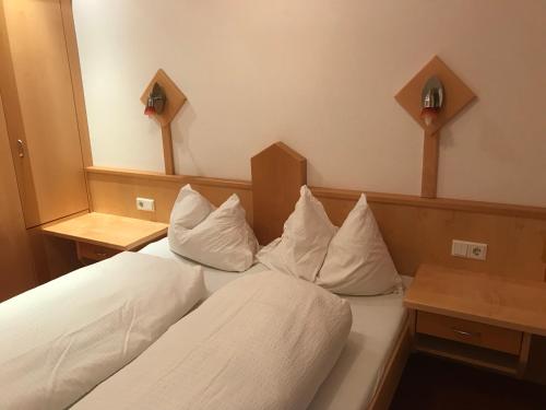 1 queen bed, 1 sofa bed
