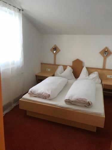 2 bedrooms, 3 beds